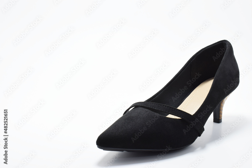 Zapato negro de tacón bajo . Zapato de fiesta para mujer sobre un fondo blanco, espacio para texto al lado izquierdo. Zapato negro de tacón bajo . Zapato de fiesta para mujer sobre un fondo blanco, espacio para texto al lado izquierdo.