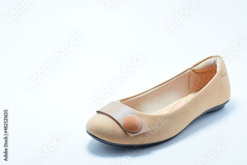 Sandalia para mujer. Zapato juvenil para mujer sobre un fondo blanco, espacio para texto al lado izquierdo.