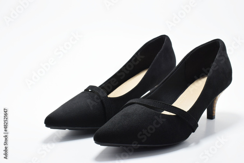 Zapatos negros de tacón bajo . Zapatos de fiesta para mujer sobre un fondo blanco, espacio para texto al lado izquierdo.