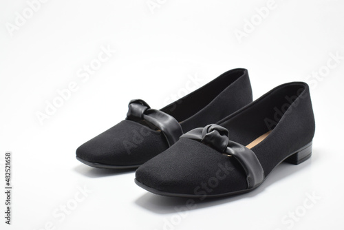 Zapatos negros de tacón bajo . Zapatos para mujer sobre un fondo blanco, espacio para texto al lado izquierdo.