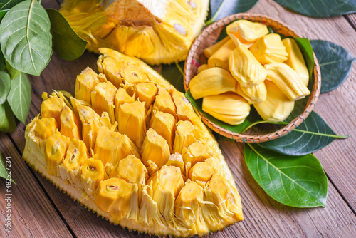 Obraz na płótnie jackfruit on wooden basket with leaf, ripe jackfruit peeled tropical fruit fresh