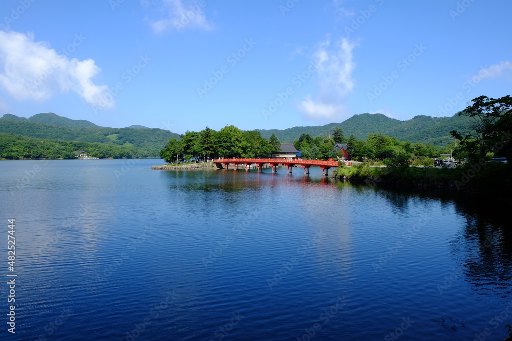 赤城山大沼にかかる赤城神社参道橋の全景