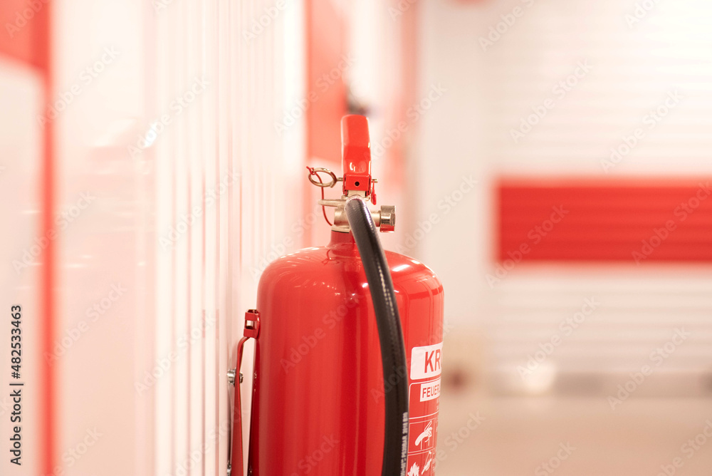 Ein Feuerlöscher in einem Gebäude Ein Feuerlöscher in einem Gebäude