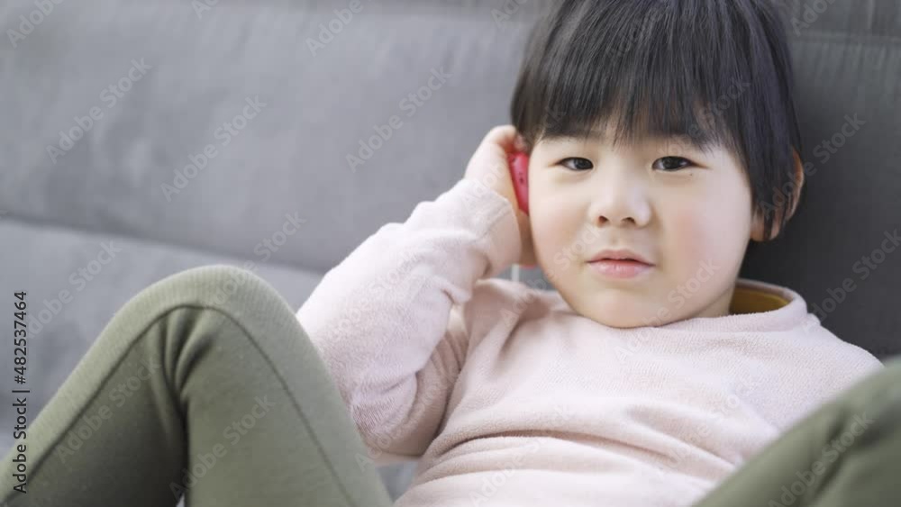 電話で会話をするアジア人の幼児