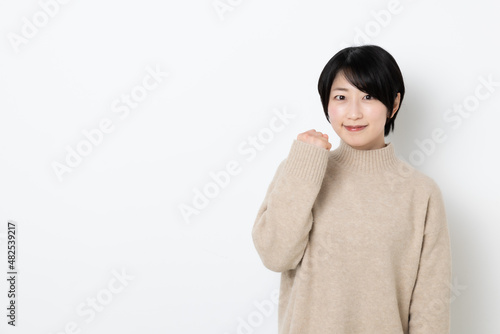 短い髪の日本人女性