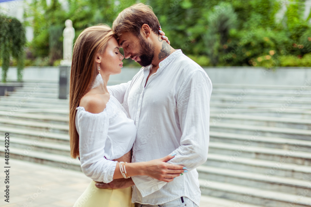 Obraz premium Romantic portrait of a couple in love spending time together in a city park