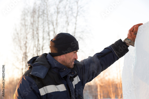 Wallpaper Mural Worker on the installation of an ice panel Torontodigital.ca