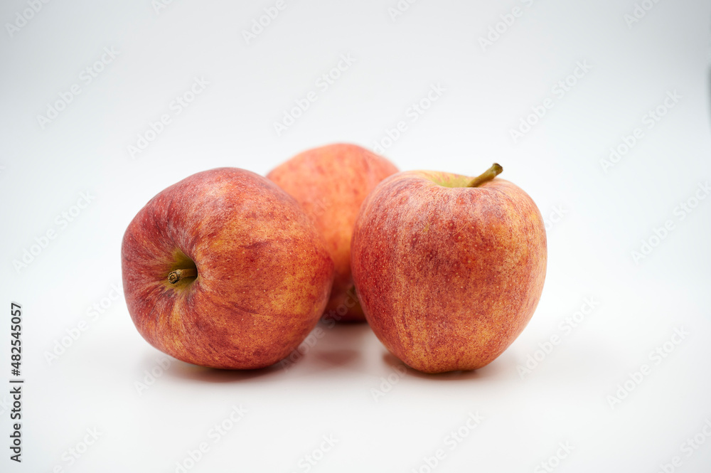 Drei rote Äpfel vor weißem Hintergrund Drei rote Äpfel vor weißem Hintergrund