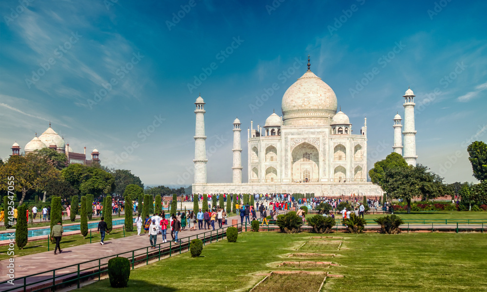 Obraz premium Taj Mahal, located in Agra, Uttar Pradesh, India, Asia