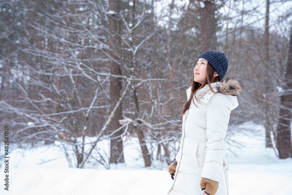 雪の中にいる女性(冬・横顔)
雪の中にいる女性(冬・横顔)