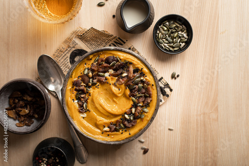 soupe velouté potiron et châtaigne aux graines de courge avec verre de cidre photo