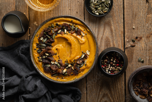 soupe velouté potiron et châtaigne aux graines de courge avec verre de cidre photo