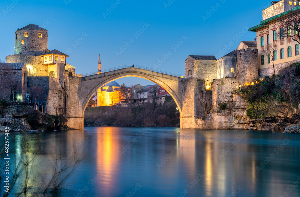 Obraz premium view of the medieval ottoman bridge of Mostar in Bosnia and Herzegovina.