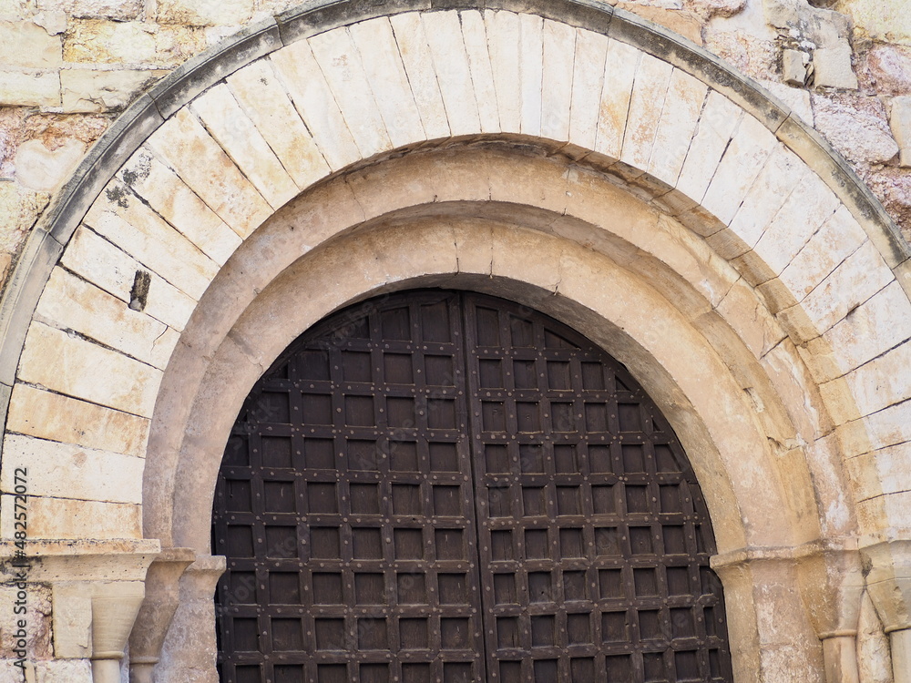 arco de medio punto de la portada de la iglesia de san miguel de montblanch, formado por grandes dovelas, arquivoltas en degración y una fina moldura exterior, tarragona, españa, europa arco de medio punto de la portada de la iglesia de san miguel de montblanch, formado por grandes dovelas, arquivoltas en degración y una fina moldura exterior, tarragona, españa, europa