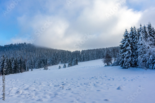 Eine weitere Winterwanderung entlang des Rennsteigs im schönsten Winterwunderland - Deutschland © Oliver Hlavaty