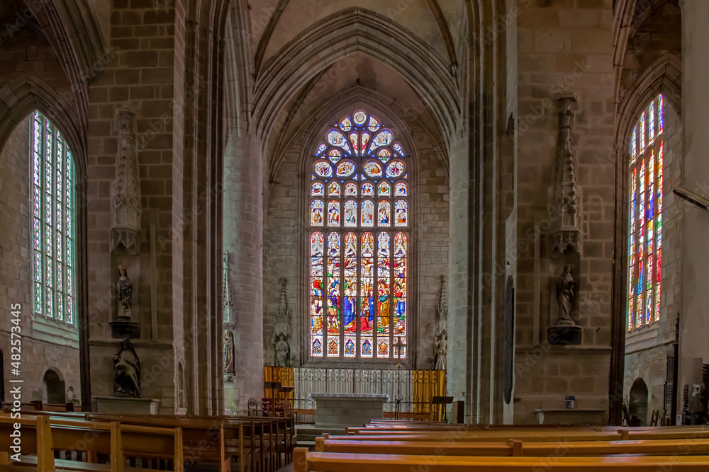 Quimperlé. Autel et vitrail de l'église Notre-Dame. de l'Assomption. Finistère. Bretagne