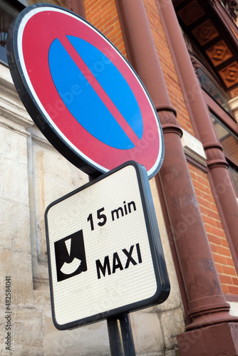 Panneau de signalisation routière français indiquant un stationnement limité à quinze minutes photo