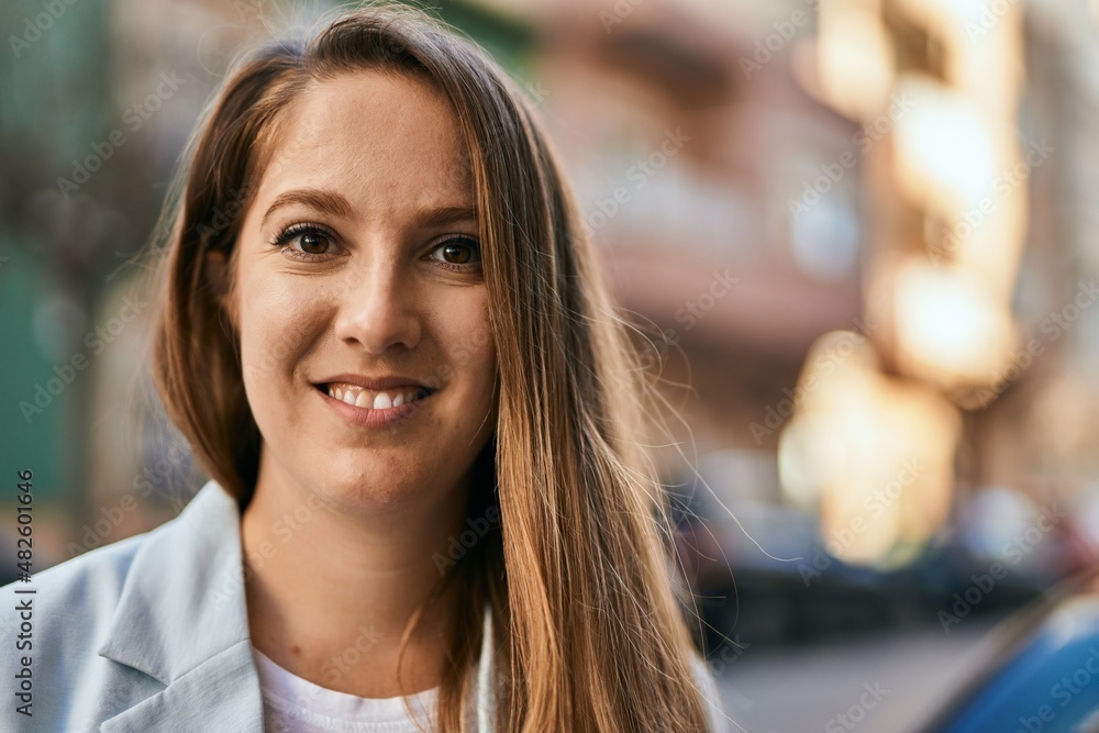 Obraz premium Young blonde businesswoman smiling happy standing at the city.