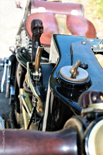 Motocykl Custom w stylu Vintage , oryginalna drewniana dżwignia  © Katarzyna