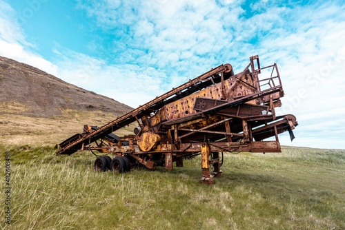 Alte, verrostete landwirtschaftliche Maschine in den Westfjorden. photo