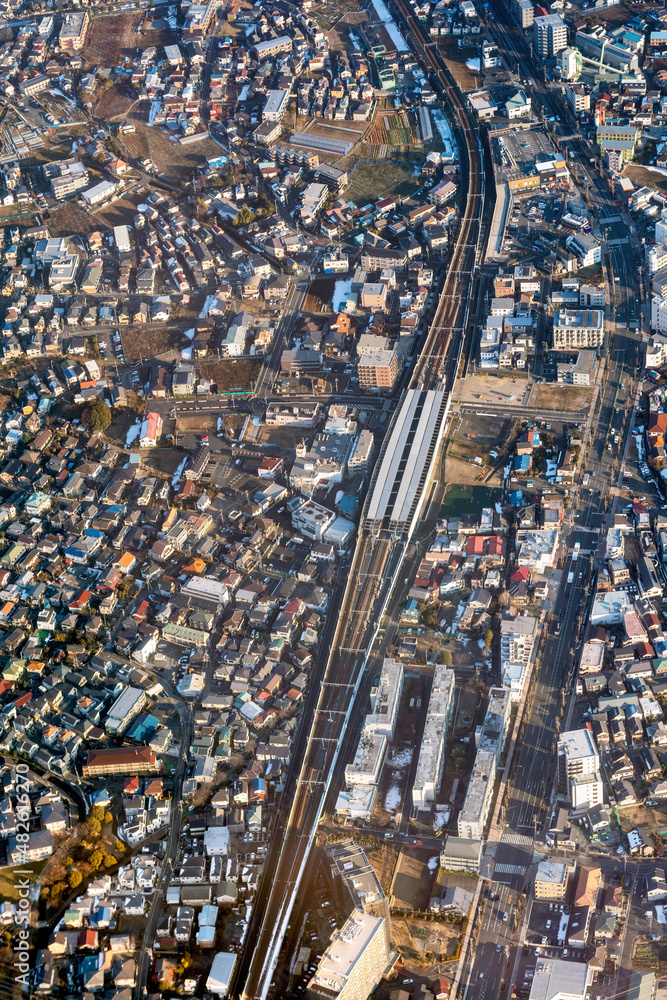 Fototapeta premium 南武線の稲城長沼駅付近を空撮