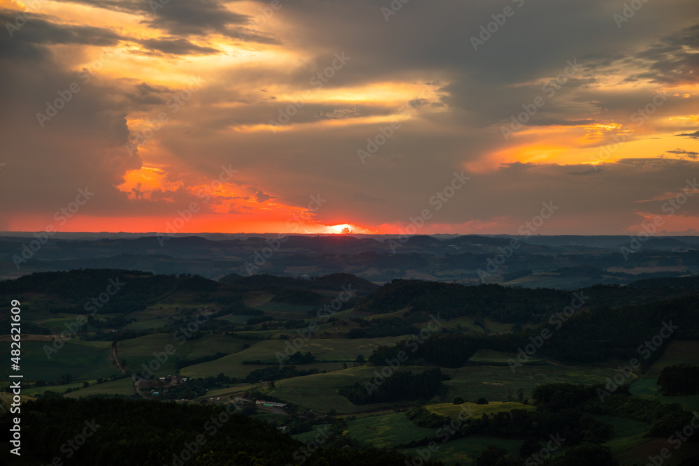 Fototapeta premium por do sol montanha