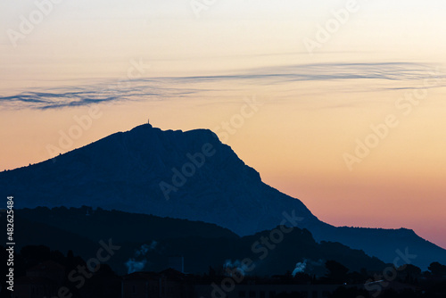 Fototapeta Naklejka Na Ścianę i Meble -  the Sainte Victoire mountain in the light of a winter morning