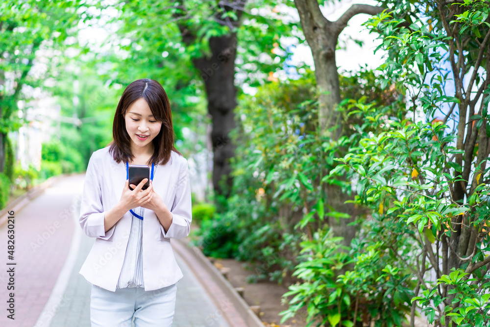 外回りをする若いビジネスウーマン