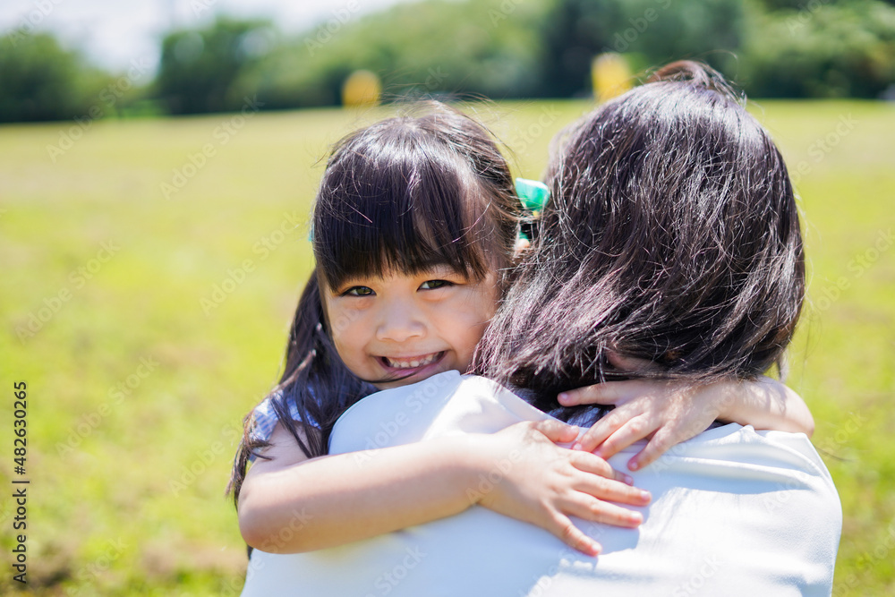 小さな子供を抱っこするお母さん 小さな子供を抱っこするお母さん