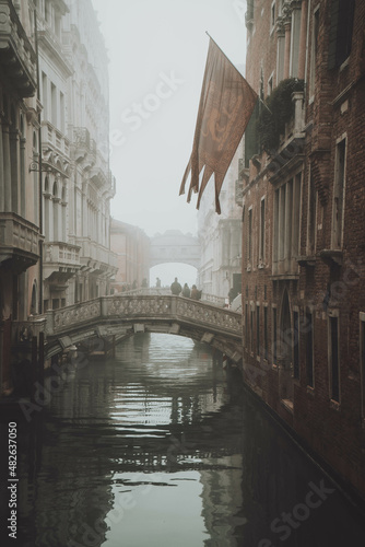 Seufzerbrücke in Venedig im Nebel