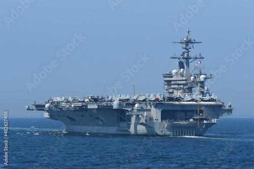 Vászonkép United States Navy aircraft carrier USS Carl Vinson sailing in Tokyo Bay