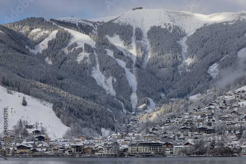 Kleine Stadt mit Bergstation und Skigebiet