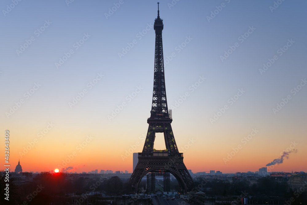 Naklejka premium Eiffel tower in winter season