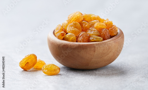 Fotografía Pile of golden raisins on gray background