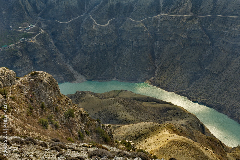 Obraz premium Russia. North-eastern Caucasus. The Republic of Dagestan. A fragment of the Sulak River in the famous Sulak Canyon. View from the rocks near the Miatlin reservoir dam.