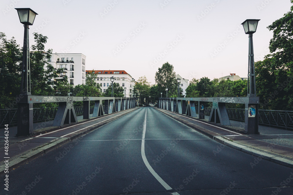 Fototapeta premium Berlin Schöneberg Langenscheidtbrücke
