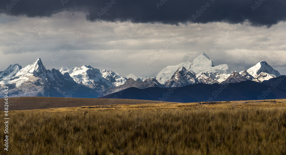Obraz premium White mountain range seen from the puna of Conococha, with great plains and imposing snowy mountains of the Andes