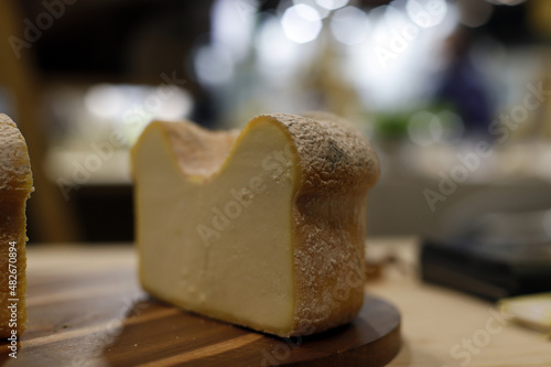 porción de queso de oveja en tabla de queso photo