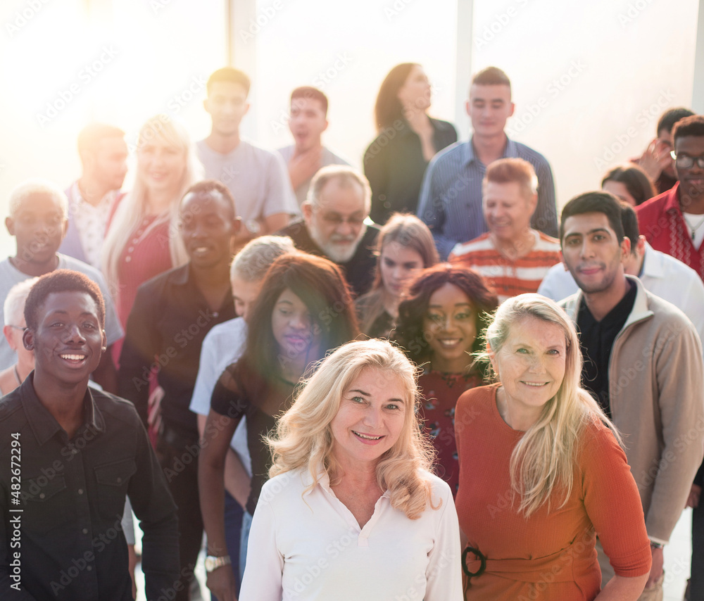 Obraz premium smiling attractive woman standing among her associates