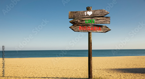 Schild am Sandstrand von Goldstrand an der Bulgarischn Schwarzmeerküste