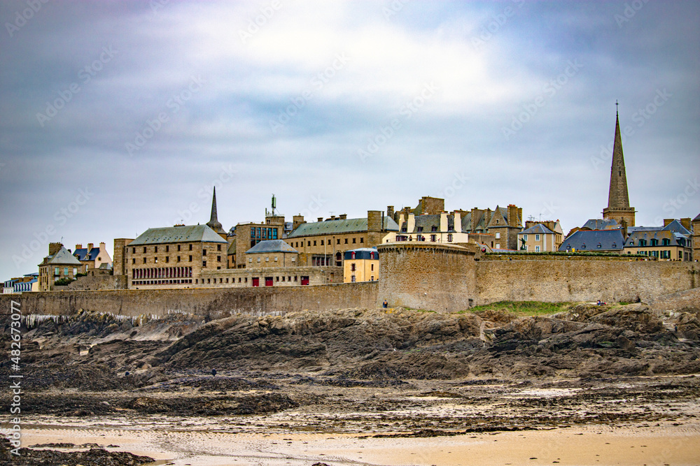 saint malo and dinard in french channel - obrazy, fototapety, plakaty 