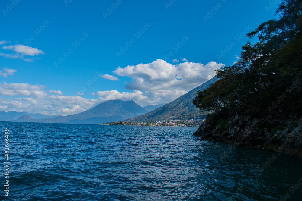 paisaje de volcán con nubes y lago paisaje de volcán con nubes y lago