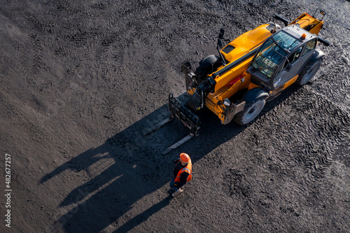 Engin de chantier manitou sur un sol boueux photo