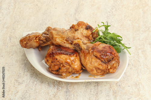 Roasted chicken leg with rucola