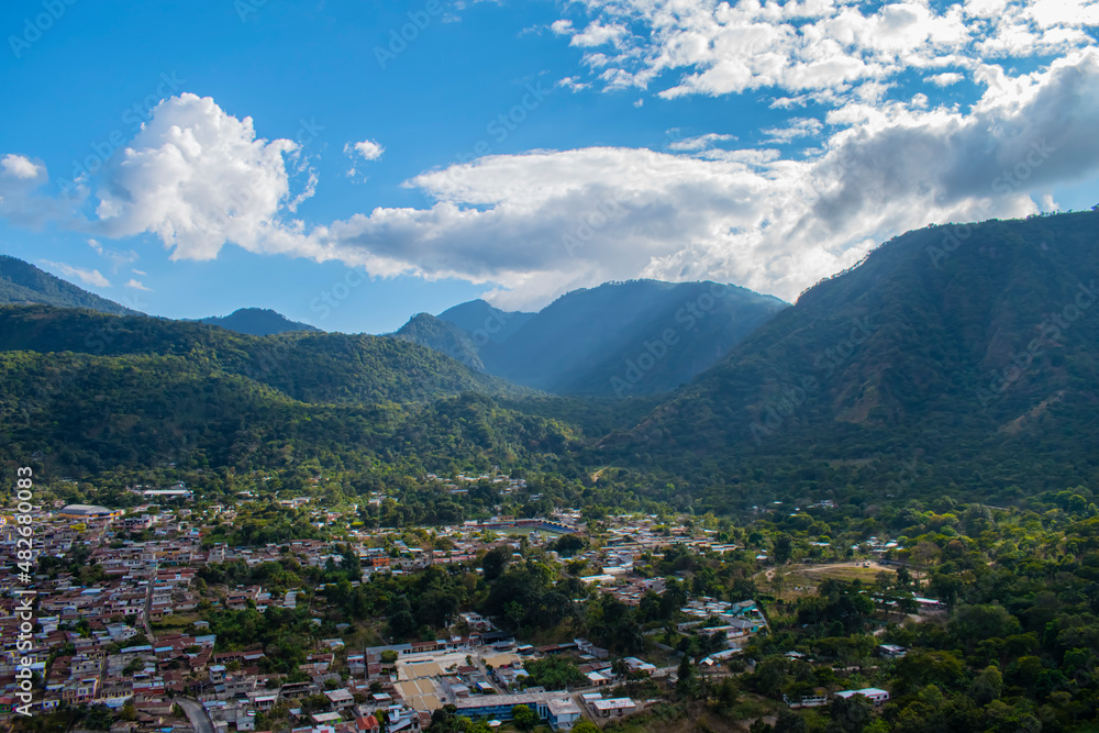 valle de cuidad con montañas valle de cuidad con montañas