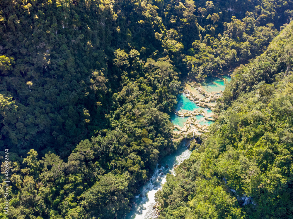 Semuc Champey con pozas en el río Cahabón - Monumento Natural, Lanquín, Guatemala Semuc Champey con pozas en el río Cahabón - Monumento Natural, Lanquín, Guatemala