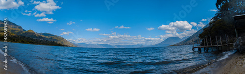 lago de Atitlán con montañas 