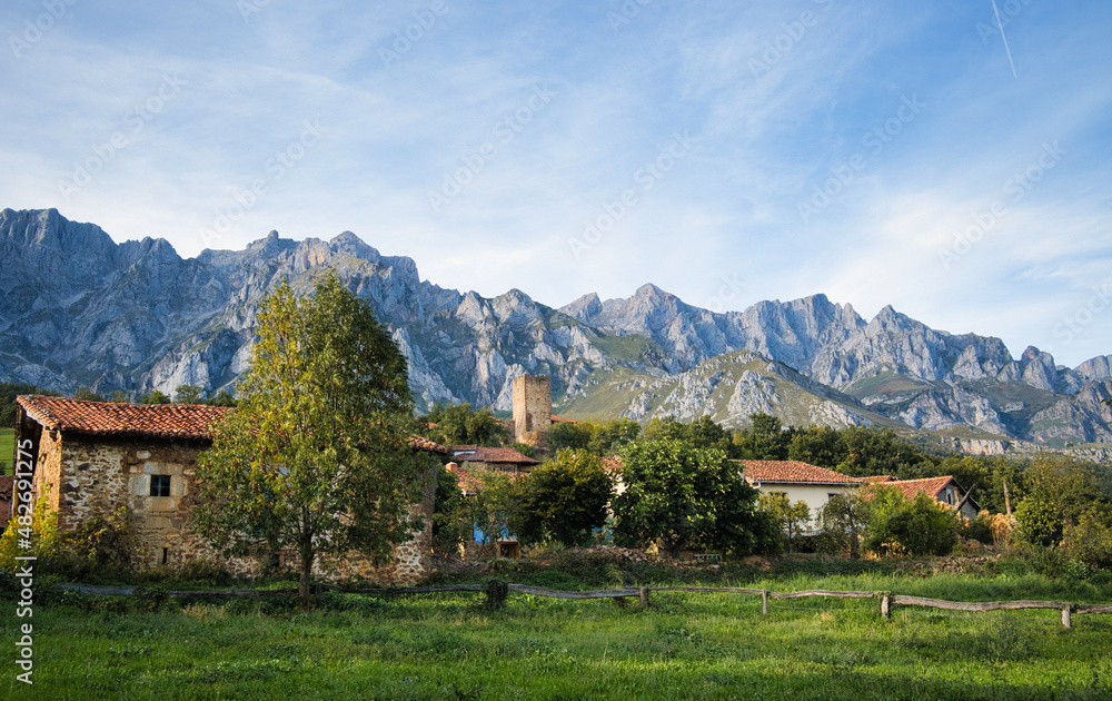 Fototapeta premium vista panorámica de la localidad de Mogrovejo, clasificados uno de los pueblos mas bonitos de España. Cantabria, España.
