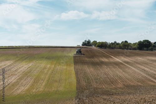 Obraz na płótnie tractor harvesting vegetables for the whole year w salonie