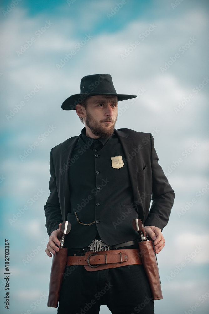 Foto Stock Sheriff officer in black suit and cowboy hat. Man with wild ...